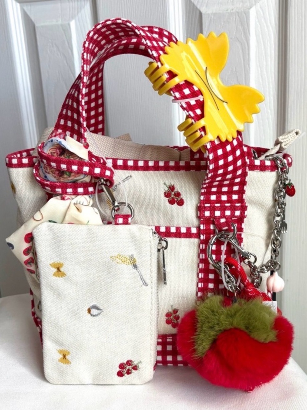 NWT Madden Girl Mini Tote Crossbody Bag Tomatoes
Pasta With Keychain & Hair Clip